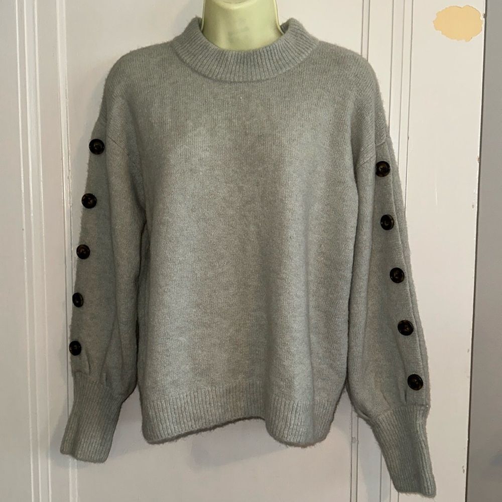Who What Wear light green long sleeve sweater with button detail down‎ sleeves